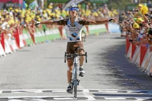 Alexis Vuillermoz celebra su triunfo en el Muro de Bretaña. 