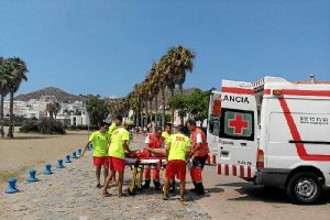 Los socorristas con el ‘accidentado’ en el paseo marítimo junto a la ambulancia.