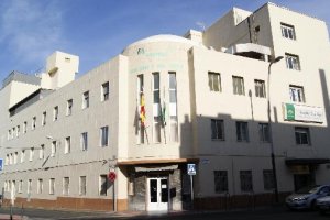 Vista exterior del hospital de Cruz Roja que va a reformar la zona de admisión.