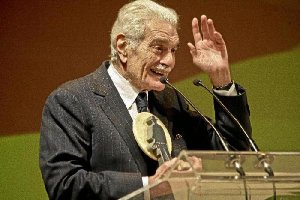 Omar Sharif, recogiendo el premio Almería, Tierra de Cine en el año 2012.