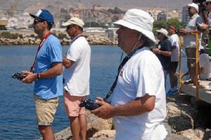 El campeón a los mandos de su embarcación.