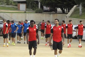Salida de los futbolistas en el primer entrenamiento.