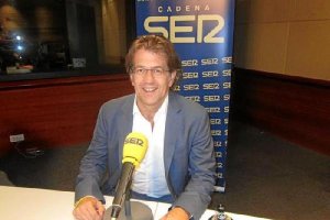 Toni Freixa en los estudios de la Cadena SER.