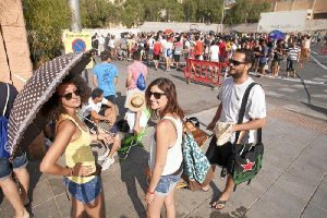 Colas a las puertas del Pabellón Moisés Ruiz. 