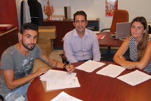 Chuli, firmando el contrato en la sede del Almería.