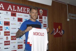 Jorge Morcillo posa para LA VOZ con su nueva camiseta.