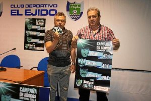 Juan Medina y Vicente Puertas con los abonos del Depor.