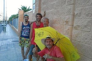 Los primeros en llegar ayer tarde a la cola.