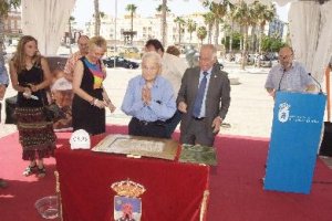 Canito da las gracias tras imprimir las huellas de sus manos que quedarán en el Paseo.