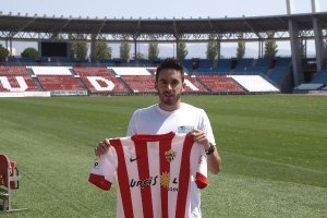Iago Díaz posa para LA VOZ con su nueva camiseta.