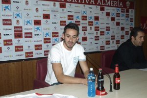 Iago Díaz mirando su nueva camiseta.