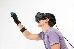 El guante de realidad virtual GloveOne ha sido desarrollado en Almería.