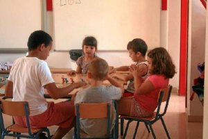 Participantes en los juegos de mesa del taller.