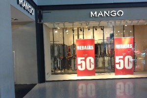 Carteles de rebajas en un comercio de Almería.