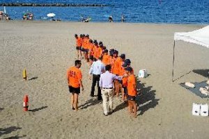 El alcalde y el concejal saludando a los socorristas