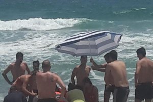 Playa de Cala del Plomo, donde sucedieron los hechos narrados y momento en el que se intenta reanimar a la mujer que falleció 