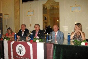 La mesa presidencial. 