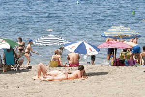 Cientos de almerienses pasaron la mañana de ayer en las playas de la capital.