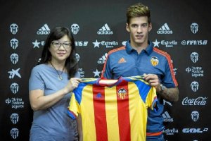 Santi Mina con la camiseta del Valencia.