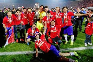 Chile celebrando su primer título continental.