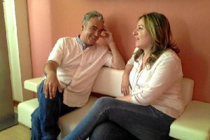 Javier Romero y Mari Carmen Núñez, número dos del PSOE en el Ayuntamiento de Almería, durante la entrevista. 