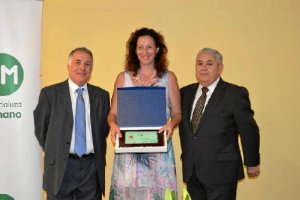 María Vázquez recibiendo el premio concedido a Almería.