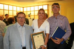 Carmen Martín con su concejal y su presidente.