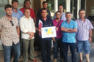 Los propietarios afectados que se reunieron con los diputados del PP en su sede. 