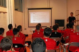 David dando una charla de reglamento a los profesionales del Almería.