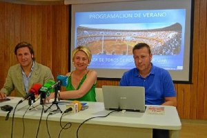 Los ediles Luis Miguel Carmona y Cabrera, y Gabriel Sánchez, del Área de Gestión de la Ciudad, en la presentación.