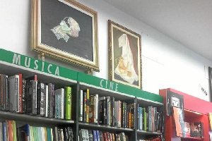 Carmen Ravassa posa junto a dos de sus obras. 