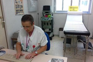 Encarna Lacasa en la consulta de ostomías de Torrecárdenas.