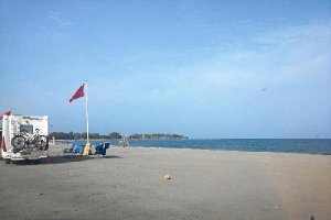 La bandera roja sigue ondeando en la playa de Quitapellejos.