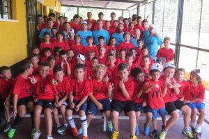 Mané, con los niños del Campus del Algeciras.