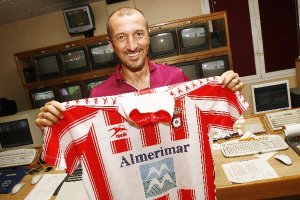 Ranko Popovic con la camiseta del Almería CF.