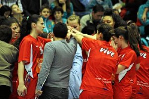 Las jugadoras almerienses haciendo piña.