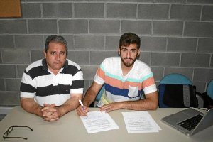 Vicente puertas en el acto de la firma de García.