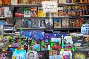 La Biblioplaya expone títulos de los autores que participan en los ‘Viernes literarios’. 
