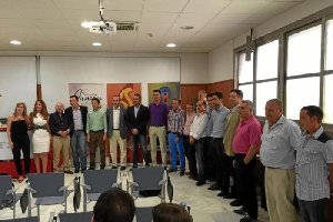 Empresarios de Serón con su alcalde y representantes de Junta, Diputación y Cámara.