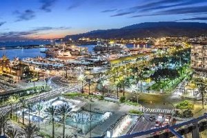 Vista panorámica de Almería al atardecer con el Puerto en primer término. 