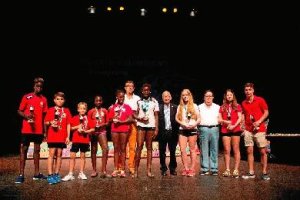 El alcalde con los designados mejores jugadores.