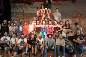 Foto de familia del equipo técnico y artístico del telefilme. 