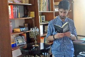 El escritor lee ‘Hay una luz remota’ en el despacho de la Casa del Poeta.