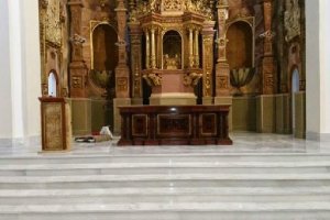 El altar de Santa María antes de su sustitución ayer.