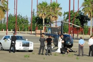 Chico Flores y Davinia Ciendones junto al helicóptero que los trasladó a la finca Torre Alta, en Gádor.