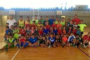 Foto de familia de los participantes en la convivencia.