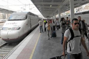 Imagen  de un tren realizando una parada en la Estación Intermodal de Almería.