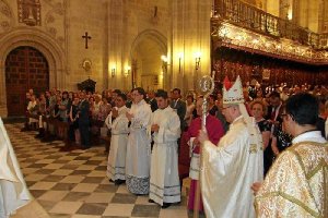 El obispo confiere la orden del presbiteriado a Miguel Joaquín Martín Romero, Javier Ocaña Gámiz y Roly Gutiérrez Salazar