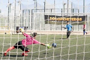 En plena Batalla una estirada para evitar un gol.