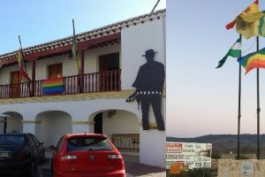 Tabernas y sus dos banderas gays, la de la derecha a la entrada del pueblo